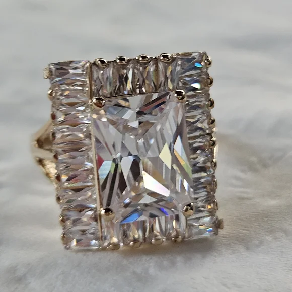 Elegant Gold and Silver Women's Ring - Picture 3 of 15